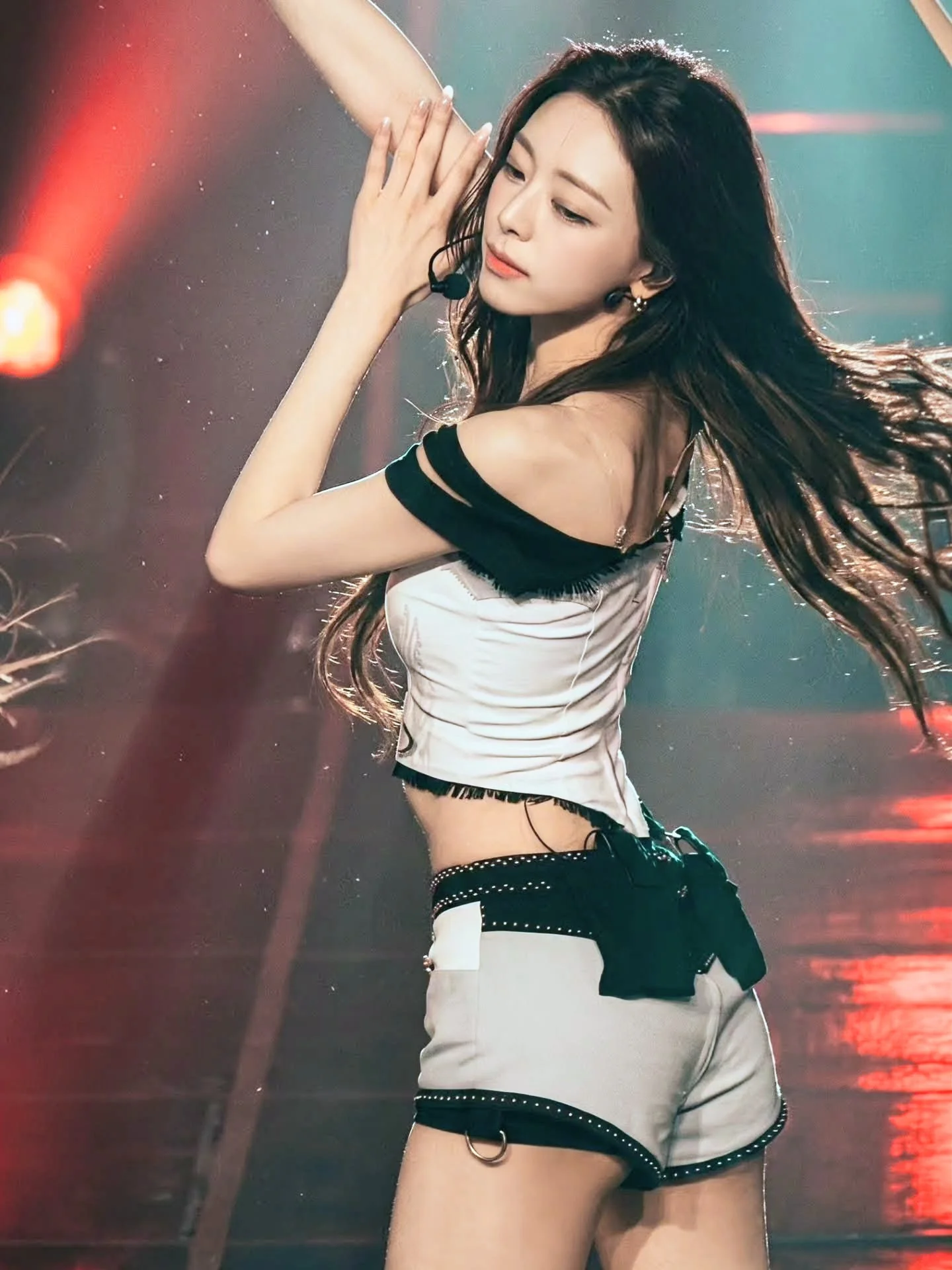 ITZY Yuna picture 4 of 4