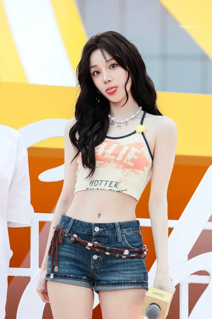 Yuqi picture 2 of 2