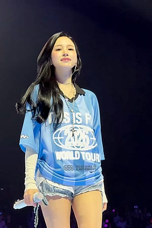 She sees a sign saying "scold me!"'